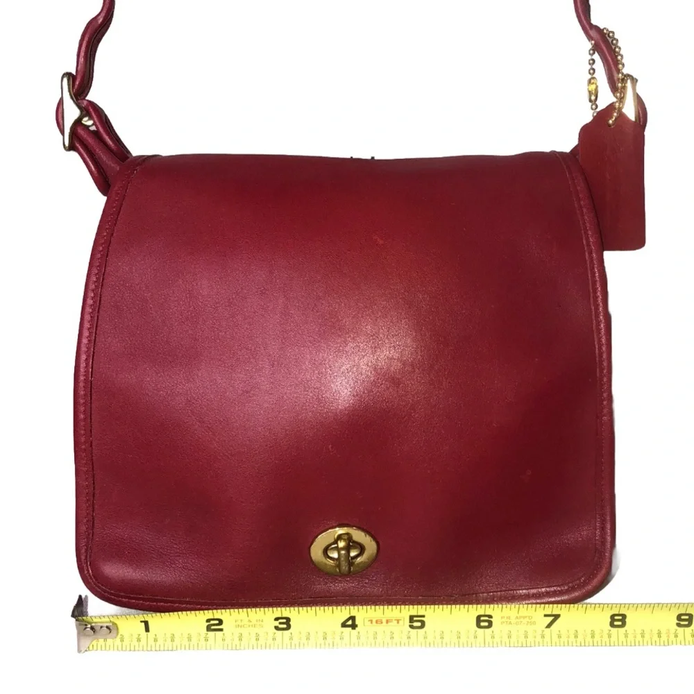 Vintage COACH COMPANION Red Gloved Tanned Turn Lock Crossbody Bag USA 9715
